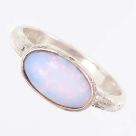 Ring opal liknande sten, stl 17, bredd: 2-7mm, design av A.A.Alm Oy Borgå Finland, från 1946, graverad med initialer, silver 813/1000 Vikt: 2,2 g