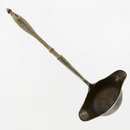 Slev med trähandtag, ca 20cm, bucklor/skevheter, 830/1000 Silver Vikt: 42,4 g