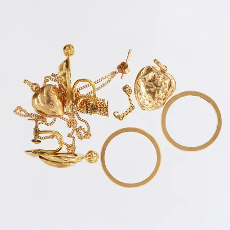 Guldskrot, defekt, gravyrer, 18K.  Vikt: 14 g