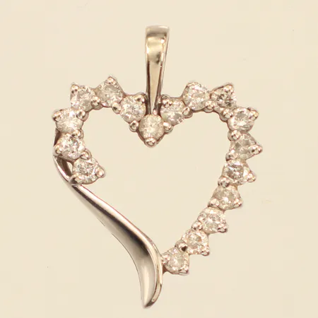 Hänge hjärta med diamanter ca 17x 0,03ct, 4 möjligen synteter, längd ca 25mm, bredd ca 18mm, vitguld, 10K Vikt: 2,6 g