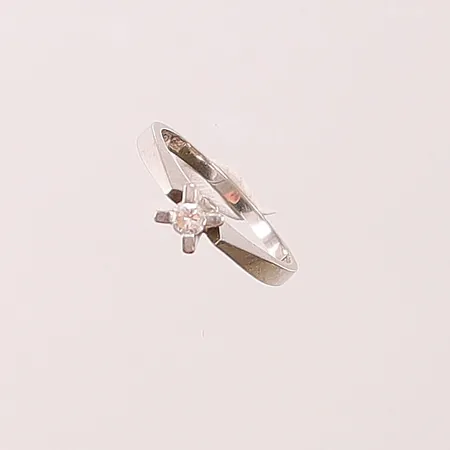 Ring med diamant 0,11ct enligt gravyr, Ø16¾, bredd: 1,6-4,9mm, gravyr, vitguld, 18K, 3,2g.