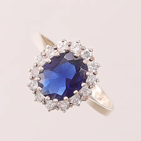 Ring, blå samt vita stenar, Ø19, bredd: 2,4-14,8mm, 925/1000 silver, 3,8g.