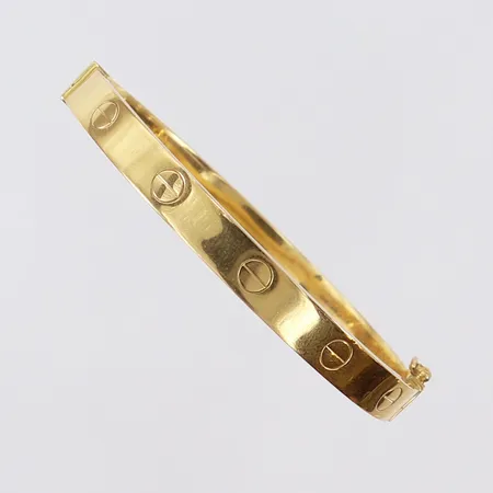 Armring med mönsterdekor, ca Ø55mm, bredd 6mm, ostämplad. OBS! Ej märkesdesign! 18K  Vikt: 9,2 g
