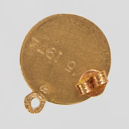 Diverse guld, udda, gravyr, saknar ögla, 18K Vikt: 1,5 g