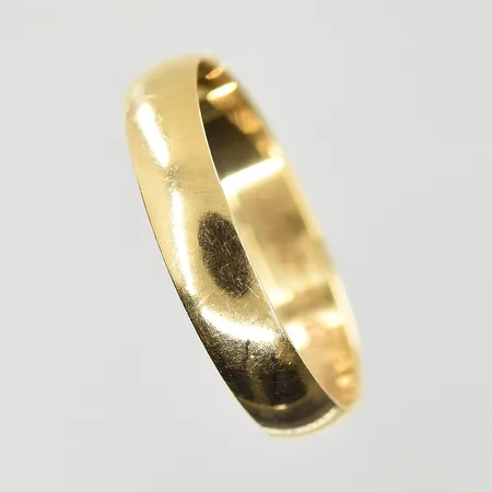 Ring, stl 16¼, bredd 3 mm, gravyr, 18K. Vikt: 1,6 g