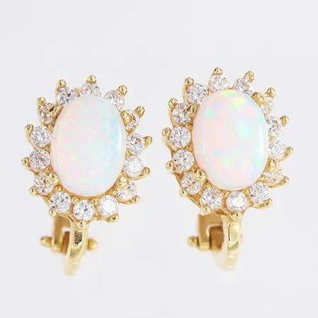 Ett par örhängen med opal dubbletter samt syntetiska diamanter, 15x10,5mm, 14K.  Vikt: 5,3 g