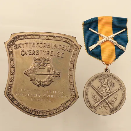 Medalj med tyg, årsgravyr, 1 Plakett, personlig gravyr, silver, bruttovikt 41,7g Vikt: 41,7 g