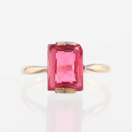 Ring med sten, stenen med skador, storlek 16 mm, bredd 1.3-10.2  mm, 14k. Vikt: 1,9 g