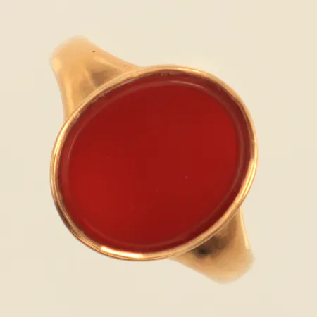 Klackring med karneol, stl 20, bredd 2,2-15,3mm, Johnsson & Co N Stockholm 1947, 18K  Vikt: 4,2 g