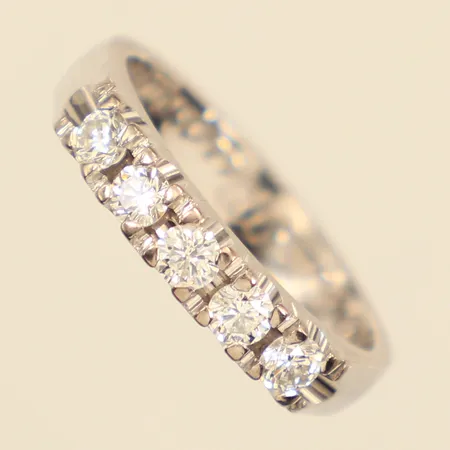 Ring halvallians med diamanter 5x ca 0,07ct, stl 15½, bredd 3,2mm, vitguld, gravyr, repig, 18K  Vikt: 4,2 g