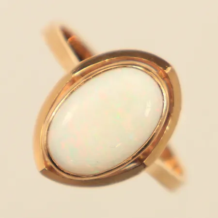 Ring med opal, stl 18, bredd ca 15,7mm, importstämplad, 18K Vikt: 3,4 g