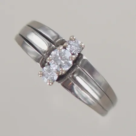 Ring med 3 st diamanter 1x 0,10 ct + 2x 0,05ct, nagg på den stora diamanten, Ø 19 mm bredd 2,6-9,4mm, vitguld 18k Vikt: 5,6 g