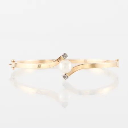 Armband, stelt med pärla, längd ca 6 cm, Svedboms Guldsmeds AB, 18k. Vikt: 8,4 g