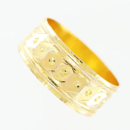 Ring, mönster, stl 18½, bredd 8mm, skev skena, nagg, 21K.  Vikt: 2,4 g