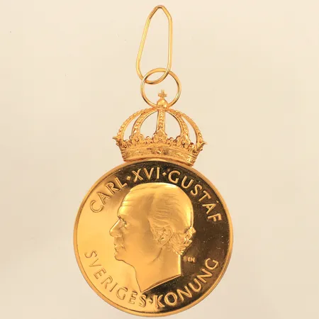 Medalj Carl XVI Gustaf Sveriges konung - Av kungl. Patriotiska Sällskapet, Ø41mm, gravyr, repig, 18K  Vikt: 35,4 g