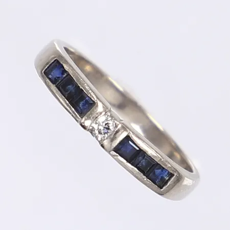Ring med dia 0,05ct och blå stenar troligen safirer, stl 17, bredd 2-3mm, vitguld 18K Vikt: 3,3 g