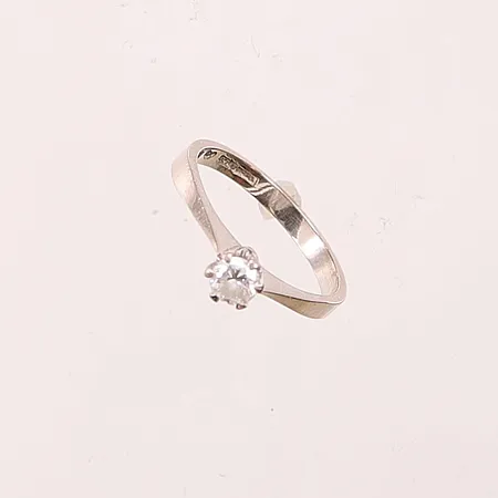 Ring med diamant 0,27ct enligt gravyr, Ø16½, bredd: 2,2mm, vitguld, 18K, 2,4g.