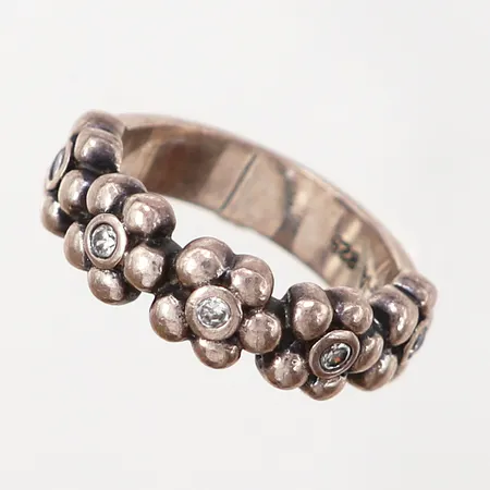 Ring med vita stenar, stl 16¾, bredd: 6mm, GHA, silver 925/1000 Vikt: 6,4 g
