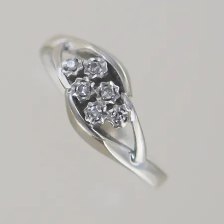 Ring med diamanter 0,01ct styck,  Ø 17 mm B 7 mm, vitguld 18k Vikt: 2,6 g