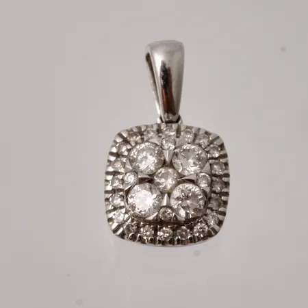 Hänge i 18K vitguld, mått 7,8x13,6mm, 29st diamanter, 4st största mått Ø2mm, tillverkad av Guldfynd, vikt 1g.
