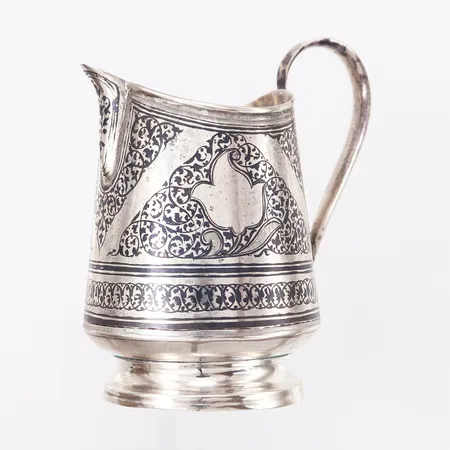 Kanna med nielloarbete samt förgylld insida, höjd: 11cm, Ryska stämplar, buckla på fot, silver 875/1000  Vikt: 136 g