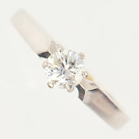 Ring med briljantslipad diamant 1 x 0,37ct enligt gravyr, Kvalite Pique, stl: 17½, bredd 1,7-5,5mm, vitguld 18K.  Vikt: 2,7 g