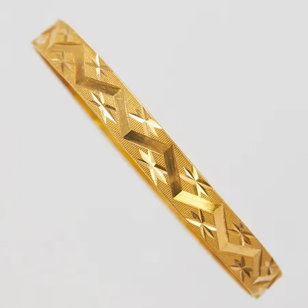 Armring med mönsterdekor, Ø 64-65,4mm, bredd 7,1mm, skev, 21K Vikt: 14,1 g