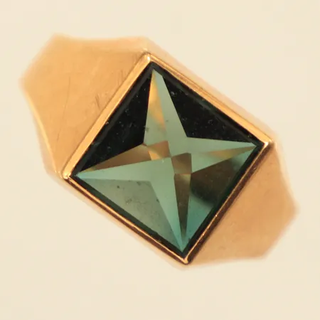 Ring med grön sten, stl 20, bredd 3,6-11,7mm, nagg på sten, 18K  Vikt: 6,3 g