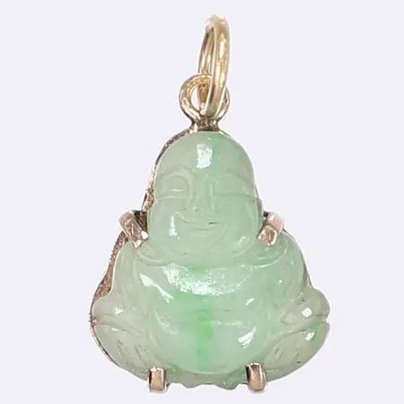 Hänge med grön sten karvad i form av Buddha, troligen jadeite, längd inkl ögla 20mm, bredd 15mm, 18K Vikt: 1,6 g