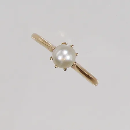 Ring med pärla, stl 16¼, bredd 1-6mm, otydliga stämplar, 18K  Vikt: 2,4 g