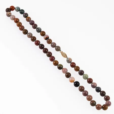Collier med troligen agater Ø 8,3 mm. Det är 48 cm långt. Lås i 14K guld.  Vikt: 0 g