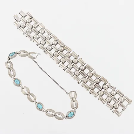 Armband silver, något ojämnt/vågigt, längd ca 18 cm, bredd 26 mm + armband silver, defekt. Vikt: 71,5 g