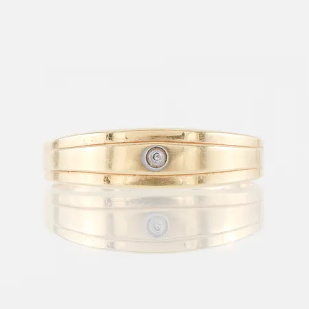 Ring, storlek 16.5 mm, bredd 2.4-5.1 mm, 18k. Vikt: 1,7 g