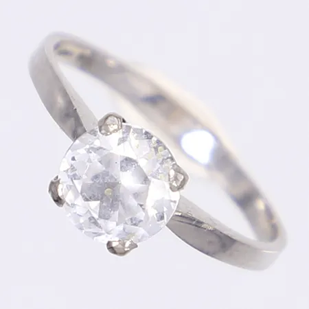 Ring med vit sten, stl 17¼, bredd 2-7mm, vitguld 18K Vikt: 2,4 g