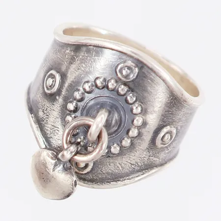 Ring, Heart Ring med hjärtberlock, stl16, bredd: 7-17mm, design av Holger Lindström, Kalevala Koru, Finland, år 1964, silver 925/1000 Vikt: 6 g