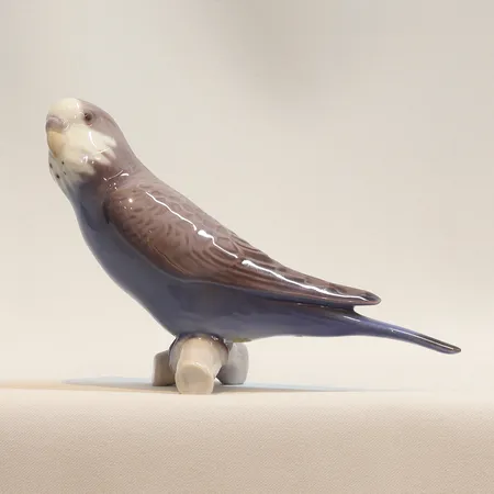Figurin Bing & Gröndahl i form av Undulat, höjd 10cm, design Svend Jespersen,  porslin, Danmark, 1900-tal, modell 2210 Skickas med paket.