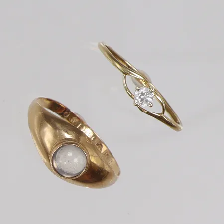 2 Ringar med stenar, stl, 16½, 15¾, ojämna skenor, delvis defekta, 18K Vikt: 1,7 g
