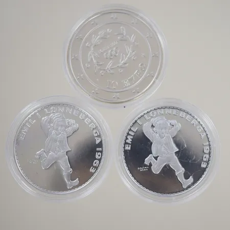 Minnesmynt Astrid Lindgren år 2002 motiv Emil  i Lönneberga 1963, 999/1000 + Minnesmynt OS i Aten 2004, 10 euro, 925/1000  87,5 gr Vikt: 87,5 g