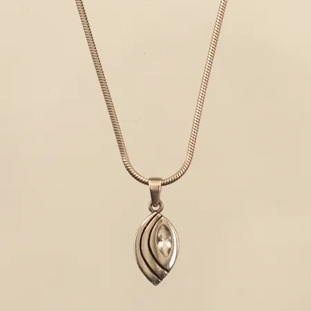 Kedja Ormlänk, längd 45cm, bredd 1,5mm, hänge Snäckan med bergkristall, 25x11mm inklusive ögla, Risto Ilmonen, Finnfeelings, Finland, 925/1000 silver  Vikt: 10,6 g