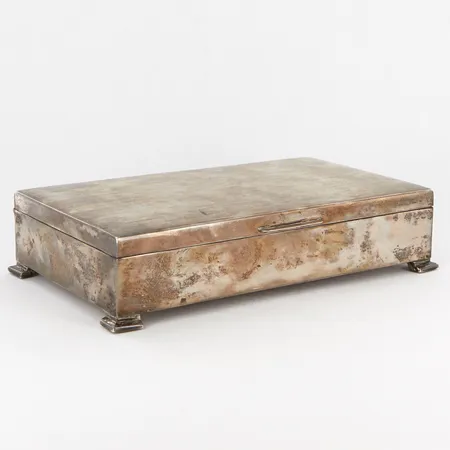 Skrin med träinsats, 20x12cm, Höjd: ca 55mm, gravyr, egyptiska stämplar, silver 900/1000  Vikt: 689,6 g