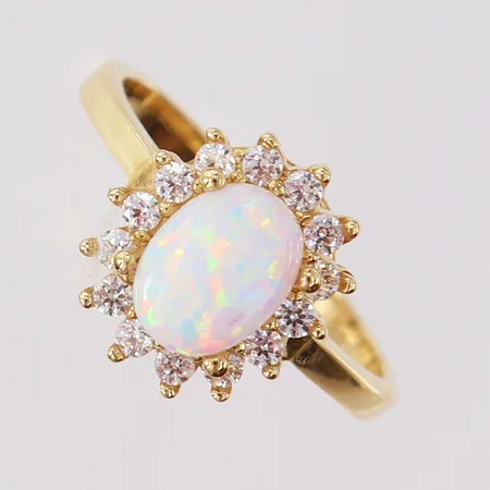 Ring med opal dubblett samt syntetiska diamanter, stl: 17¼, bredd 2-12,5mm, 14K.  Vikt: 3,5 g