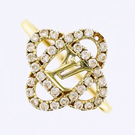 Ring, vita stenar, stl 17½, bredd 1-14mm, skev skena, 1 sten saknas, OBS! Ej märkesdesign. 18K.  Vikt: 1,3 g