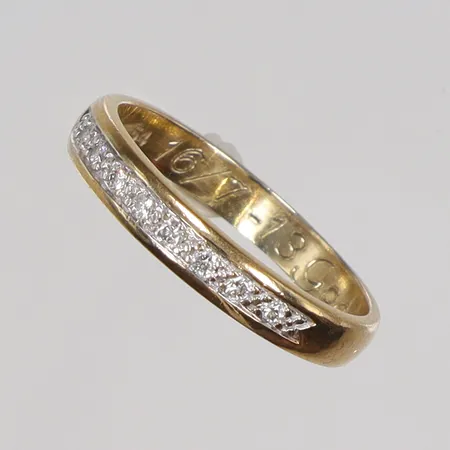 Ring med diamanter, 8xca0,005ct, stl 16¼, bredd 3mm, gravyr, 9K  Vikt: 1,9 g