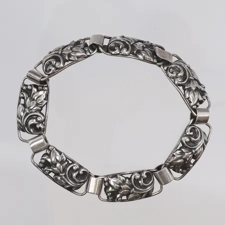 Armband med dekor, 18,5cm, bredd 12mm, GK (Ge-Kå-Smycke G Kaplan, Stockholm 1953) silver 830/1000 Vikt: 12,1 g
