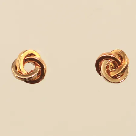 Ett par örhängen, bredd 6,7mm, en snurrebuss saknas, 18K  Vikt: 0,7 g