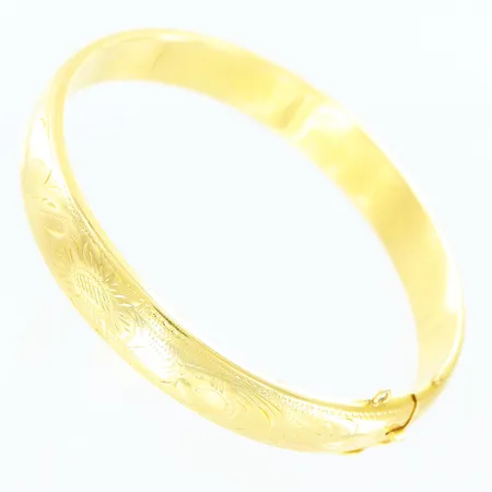Armband, stelt, blomdekor, innermått ca 56x60mm, bredd 10mm, säkerhetskedja saknas, ögla till säkerhetskedja defekt, 18K Vikt: 21,5 g