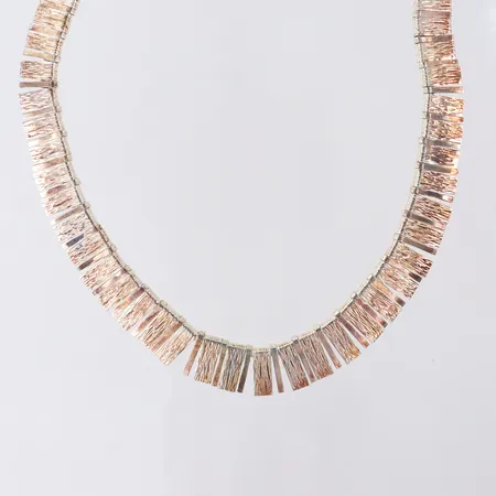 Collier med hamrad dekor, ca 42,5cm, bredd 7,5-14mm. 830/1000 Silver  Vikt: 42,2 g