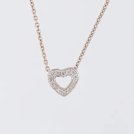 Collier med integrerat hänge i form av hjärta med briljantslipade diamanter 14 x 0,01ct, längd 53,5cm, bredd 0,9-9mm, behov av omrodiering, vitguld 18K.  Vikt: 4,4 g