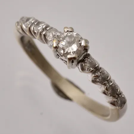 Ring i 14K guld, stl 17½, bredd 1,8-4,5mm, 9st diamanter, mått Ø4mm, 8st Ø1,9mm, Cape/Pique, vikt 3,23g.