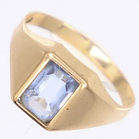 Ring med blå sten, stl 17¼, bredd 2-9mm, ojämn skena, sten lös i fattning, 18K Vikt: 2,4 g